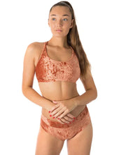 Cargar imagen en el visor de la galería, Top Nicole Velvet Dragonfly Terciopelo 24/48 HRS