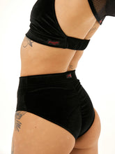 Cargar imagen en el visor de la galería, Polerina Wear Bikini Short - Terciopelo Negro