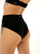Cargar imagen en el visor de la galería, Polerina Wear Bikini Short - Terciopelo Negro