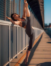 Cargar imagen en el visor de la galería, Leggings Capri Trisha Dragonfly - grey