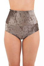 Cargar imagen en el visor de la galería, Shorts de cintura alta Betty Velvet Dragonfly