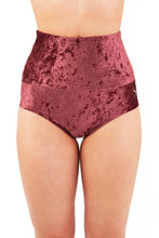 Cargar imagen en el visor de la galería, Shorts de cintura alta Betty Velvet Dragonfly