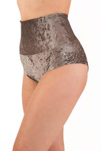 Cargar imagen en el visor de la galería, Shorts de cintura alta Betty Velvet Dragonfly