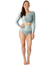 Cargar imagen en el visor de la galería, Shorts de cintura alta Betty Velvet Dragonfly
