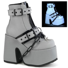 Carregar imagem no visualizador da galeria, Botines Demonia CAMEL-205 Grey Reflective Piel vegana

